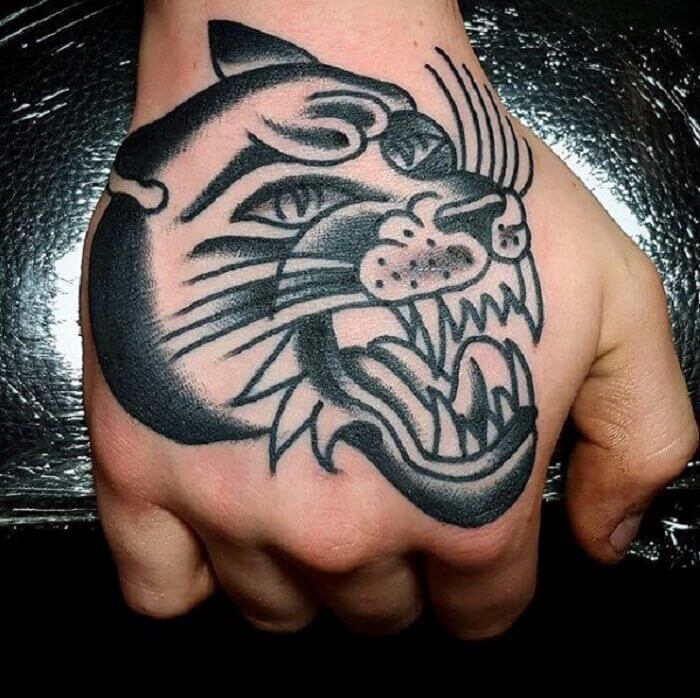 Tattoo báo đen trên bàn tay1