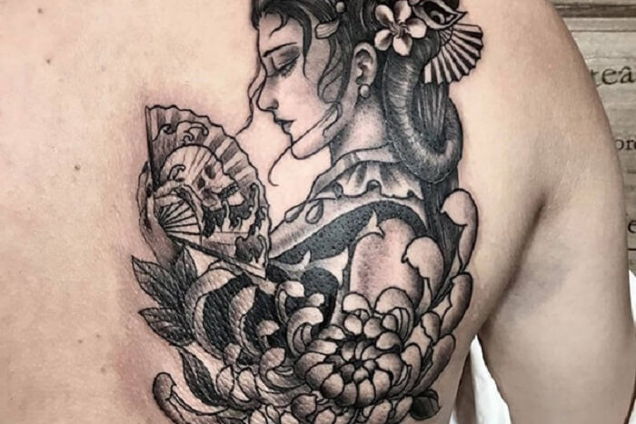 Tattoo cô gái Trung Hoa cô gái cầm quạt18