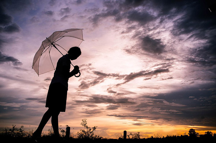 Hình ảnh cô gái buồn cùng chiếc ô