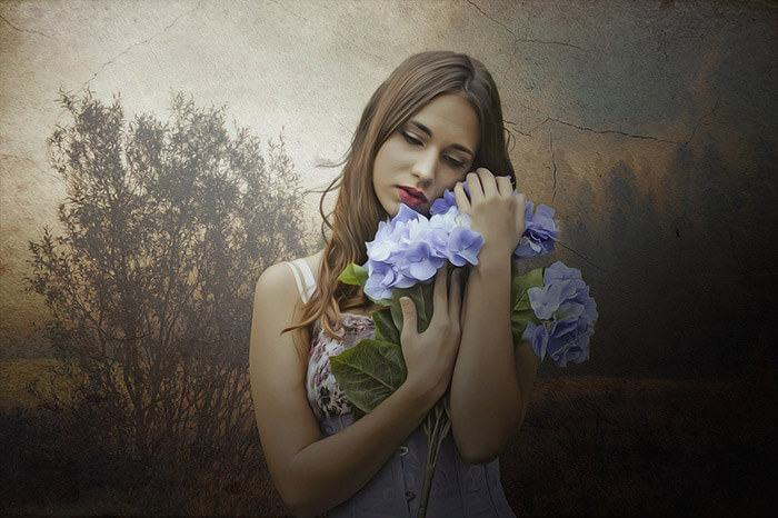 Cô gái buồn ôm bông hoa