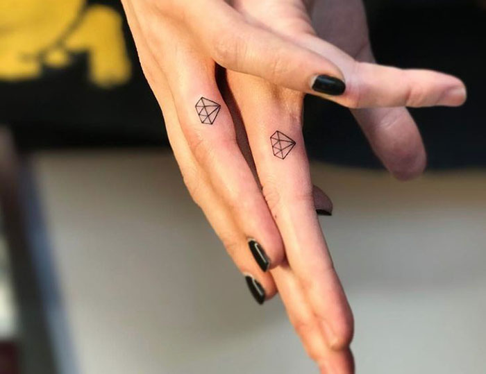 hình xăm mini ở ngón tay cho nữ 01  Flower finger tattoos Small finger  tattoos Hand tattoos
