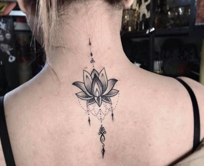 Tattoo sau gáy cho nữ33