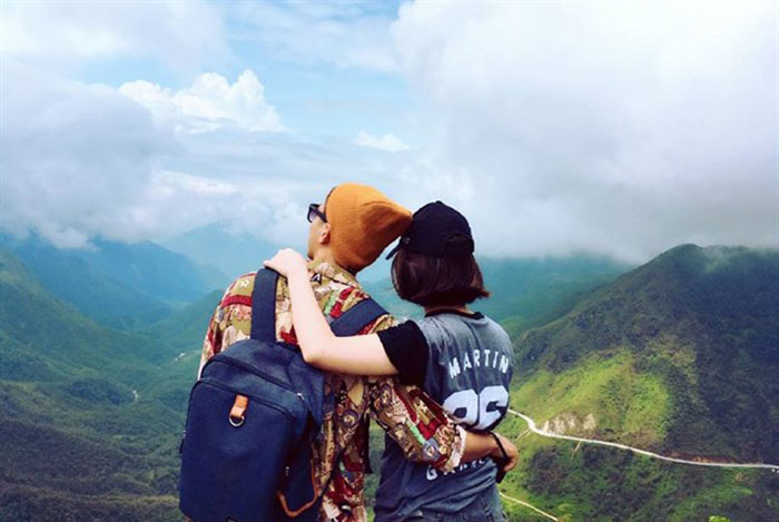 Cặp đôi chụp ảnh trên núi