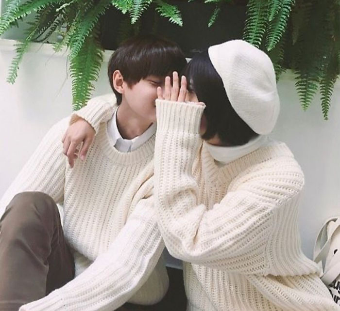 Cặp đôi mặc áo len dễ thương