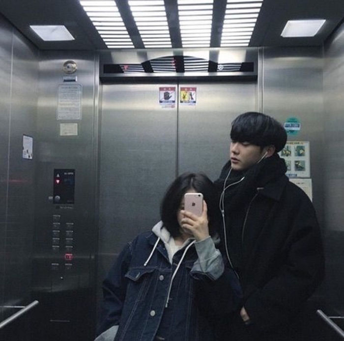 Cặp đôi trong thang máy