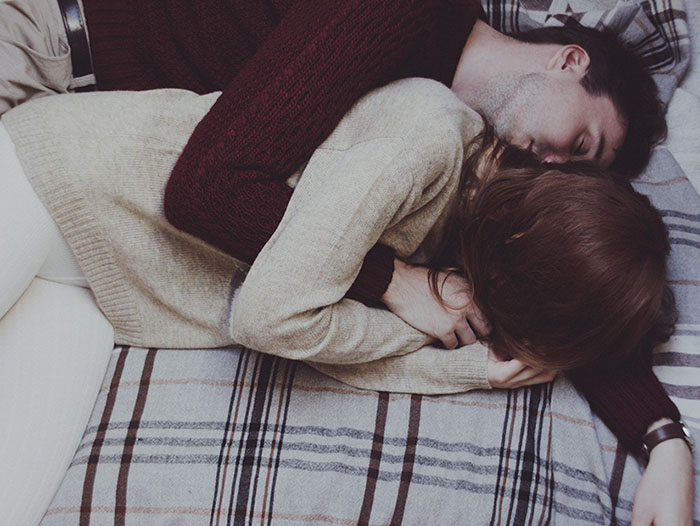 Cặp đôi ôm nhau ngủ trên giường cực kỳ lãng mạn