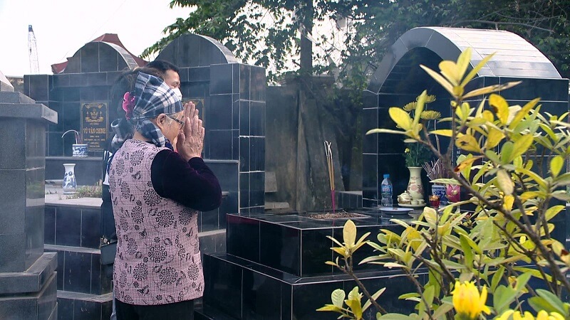 Tảo mộ là một trong những phong tục tập quán đặc sắc của người Việt trong dịp Tết Nguyên Đán